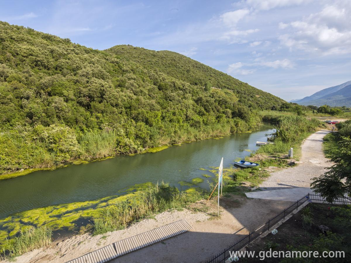Manda 107 Mansion, privatni smeštaj u mestu Jaz, Crna Gora - prilaz i rijeka